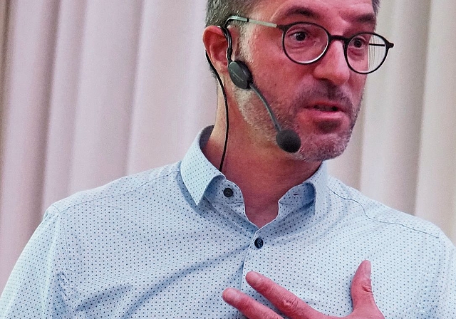 «Hand aufs Herz», fragte der Referent Remo Rüegger das Publikum, «wer braucht nicht manchmal ein wenig Stress?» (Bilder Regula Zellweger)