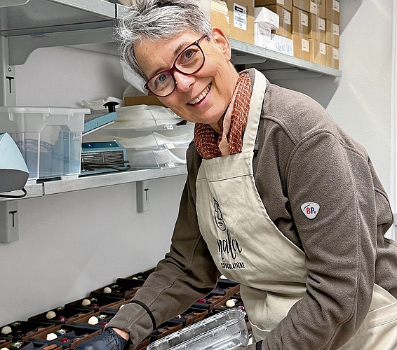 Die Chefin Shireen C. von Schulthess hilft im Weihnachtsgeschäft mit (Nala Chocolatière in Rifferswil). Die Chefin Shireen C. von Schulthess hilft im Weihnachtsgeschäft mit (Nala Chocolatière in Rifferswil).