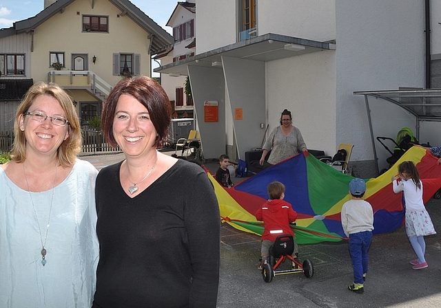 Im Dienst von Familien mit Kindern: Eliane Studer Kilchenmann, Präsidentin des Vereins Familienzentrum, (links) und Claudia Ledermann, Geschäftsführerin. (Bild Werner Schneiter)