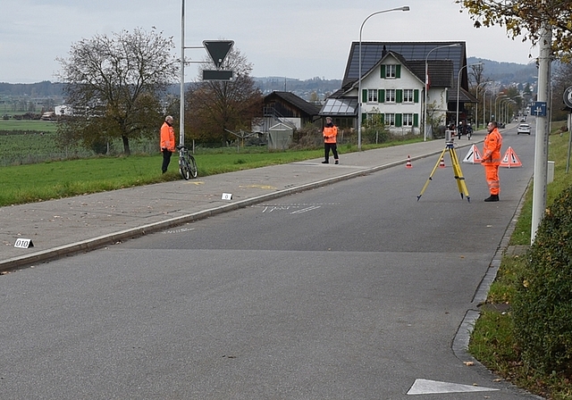 Die Unfallstelle auf der Schachenstrasse von Bonstetten. <em>(Bild Kapo ZH)</em>