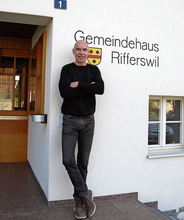 Gemeindeschreiber Bruno Hänni blickt mit Freude auf die vielen schönen Jahre in Rifferswil zurück. (Bild Marianne Voss)