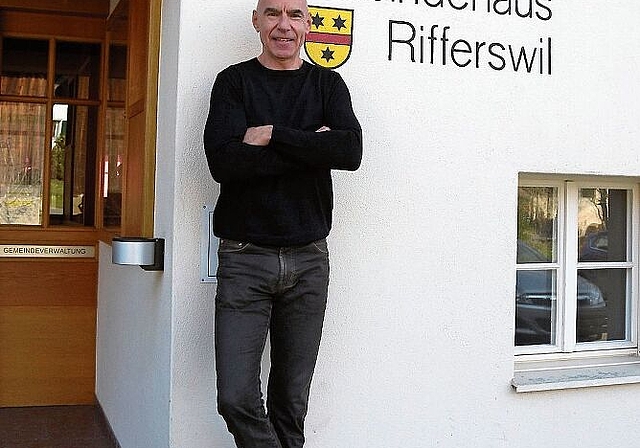 Gemeindeschreiber Bruno Hänni blickt mit Freude auf die vielen schönen Jahre in Rifferswil zurück. (Bild Marianne Voss)