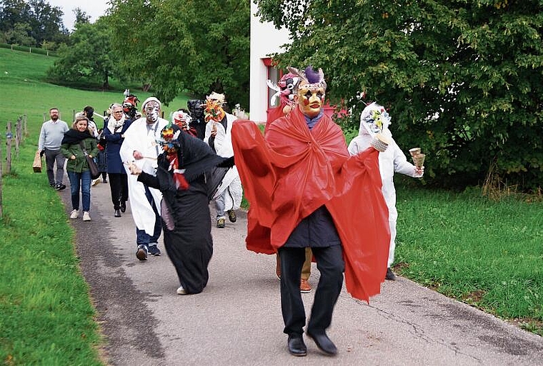 Die Masken-Demo zur Vernissage der Ausstellung des Kunstprojekts «Wer-ich-sein» von Clarina Bezzola und Miles Pittman in der KommBox gestaltete sich als feierlicher Aufmarsch. (Bild Urs E. Kneubühl)