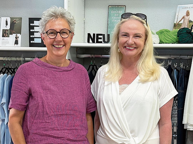 Nicole Reichlin (links) hat für die «Boutique Calimba» in Affoltern mit Maggie Krenz-Edwards eine neue Inhaberin gefunden. (Bild Brigitte Reemts Flum)