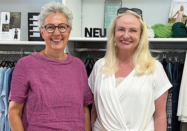 Nicole Reichlin (links) hat für die «Boutique Calimba» in Affoltern mit Maggie Krenz-Edwards eine neue Inhaberin gefunden. (Bild Brigitte Reemts Flum)