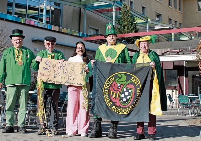 Eine Delegation der Bööggenzunft mit Zunftmeister René Casserini übergibt Frau Aires für das Kinderspital 10011 Franken. (Bilder zvg)