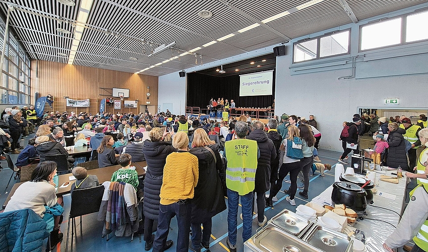 Viel Publikum auch bei den Rangverkündigungen, wie hier bei der Ehrung der Schulklassen mit den meisten Finisherinnen und Finishern. Viel Publikum auch bei den Rangverkündigungen, wie hier bei der Ehrung der Schulklassen mit den meisten Finisherinnen und Finishern.