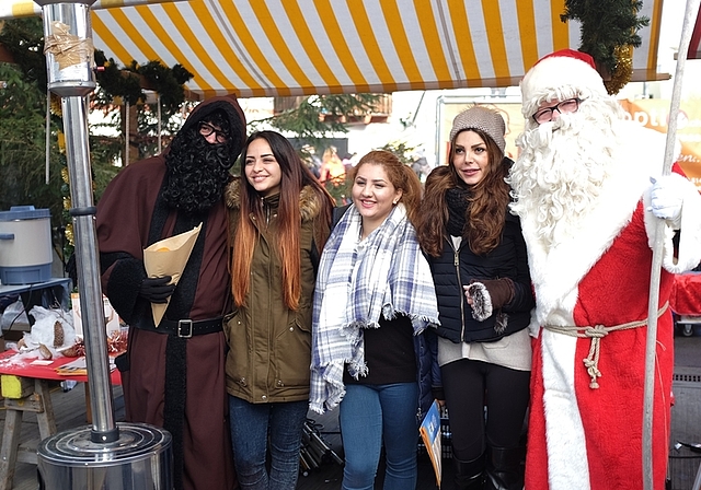 Samichlaus und Schmutzli waren den gesamten Sonntag in der Affoltemer Begegnungszoneunterwegs und erfreuten nicht nur Kinder mit Leckereien. (Bilder Salomon Schneider)

