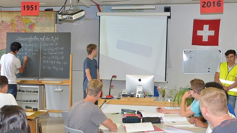 Schiefertafel und iMac: Ein zweigeteiltes Schulzimmer aus den Jahren 1951 und 2016. (Bilder Martin Mullis)