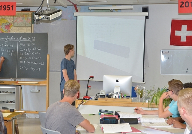 Schiefertafel und iMac: Ein zweigeteiltes Schulzimmer aus den Jahren 1951 und 2016. (Bilder Martin Mullis)