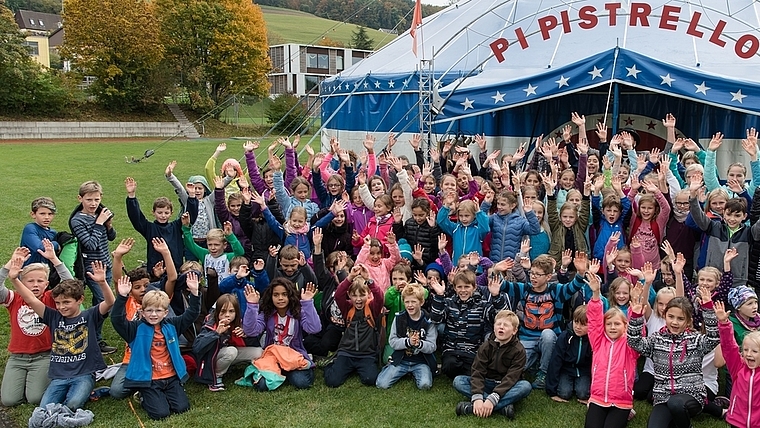 Die Kinderschar vor dem Zelt des Circolino Pipistrello, auf der Bonstetter Sportanlage. (Bild zvg.)