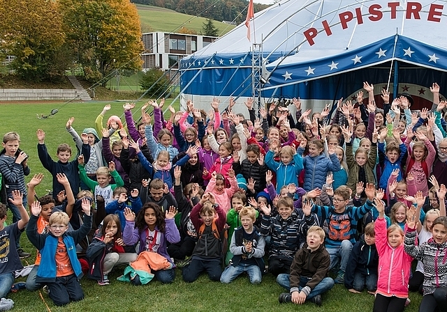 Die Kinderschar vor dem Zelt des Circolino Pipistrello, auf der Bonstetter Sportanlage. (Bild zvg.)