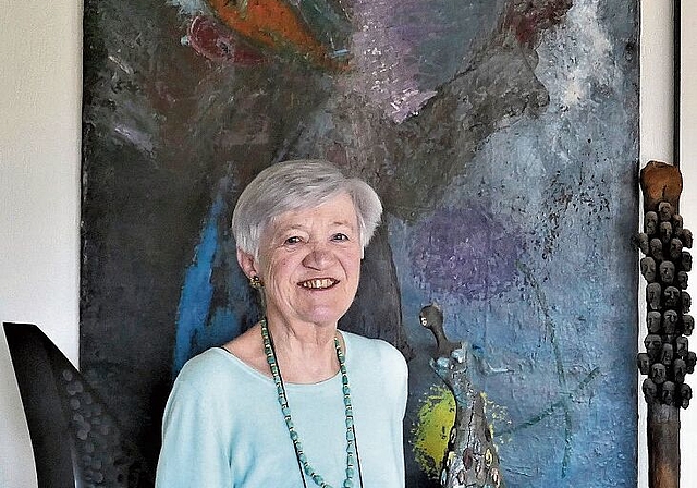 Elfi Bohrer über ihr Zuhause: «Im kunstvollen Haus voller Kunst bin ich nie allein, sondern stets in Gesellschaft von Kunst.» Im Hintergrund ein Selbstbildnis von Ben Ami, mit dem Elfi Bohrer 1991 die Galerie eröffnete. (Bild Regula Zellweger)