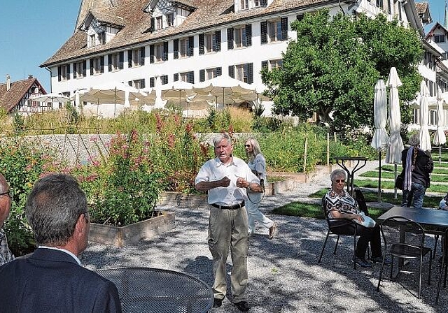 Die SVP-Kantonsratsfraktion besuchte am vergangenen Montag das Kloster Kappel. David Vogelsanger brachte den Parlamentarierinnen und Parlamentariern die Geschichte der Klosteranlage näher. Wann der Kantonsrat über die 11 Mio. aus dem Gemeinnützige