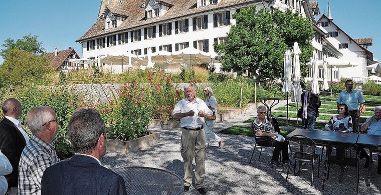 Die SVP-Kantonsratsfraktion besuchte am vergangenen Montag das Kloster Kappel. David Vogelsanger brachte den Parlamentarierinnen und Parlamentariern die Geschichte der Klosteranlage näher. Wann der Kantonsrat über die 11 Mio. aus dem Gemeinnützige