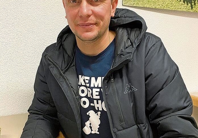 Pavlo Aliferets im Clublokal des FC Affoltern. (Bild zvg.)