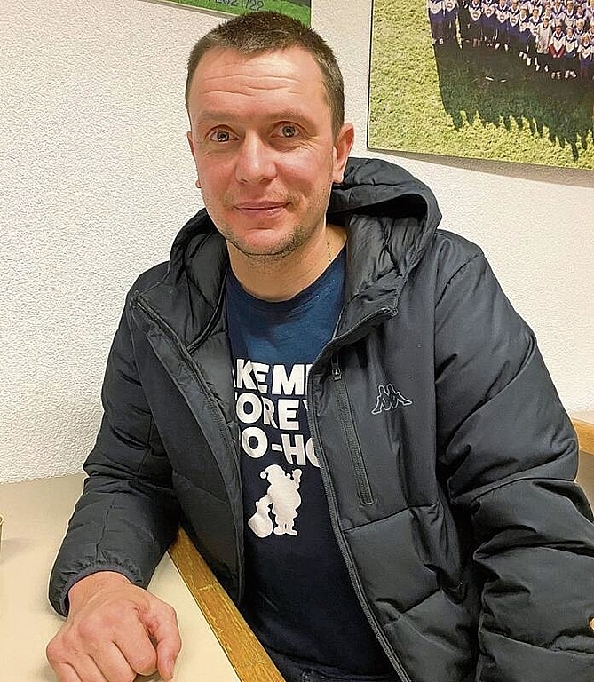 Pavlo Aliferets im Clublokal des FC Affoltern. (Bild zvg.)