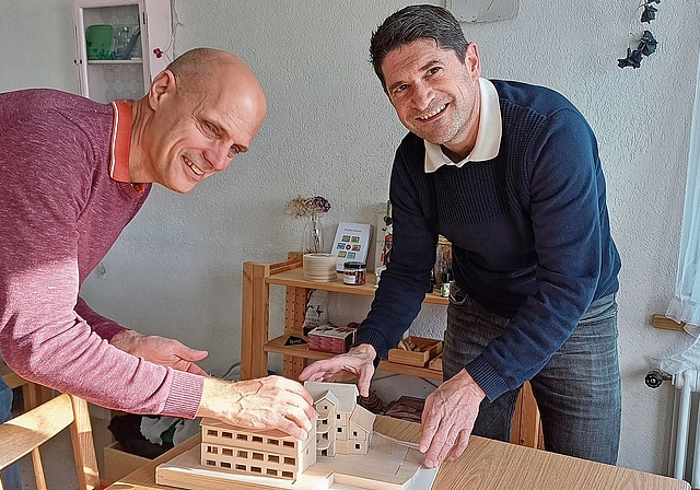 Benno Bieri (rechts) schuf ein Modell des Bauprojektes. Er und Sven Moosberger haben intensiv bei der Planung mitgearbeitet. (Bild Regula Zellweger)