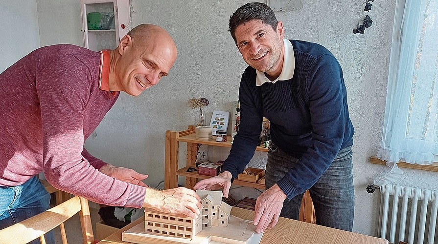 Benno Bieri (rechts) schuf ein Modell des Bauprojektes. Er und Sven Moosberger haben intensiv bei der Planung mitgearbeitet. (Bild Regula Zellweger) Benno Bieri (rechts) schuf ein Modell des Bauprojektes. Er und Sven Moosberger haben intensiv bei der Planung mitgearbeitet. (Bild Regula Zellweger)