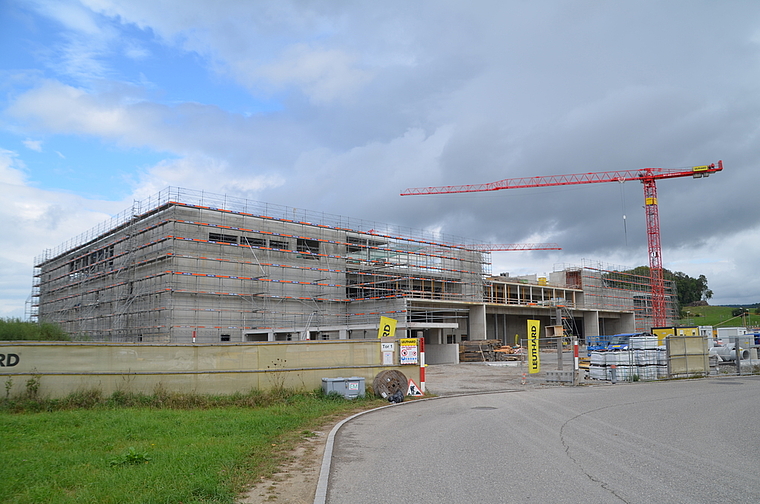 Grösste Baustelle in Affoltern: An der Moosbachstrasse entsteht ein Center für OBI und Möbel Pfister. (Bild Thomas Stöckli)