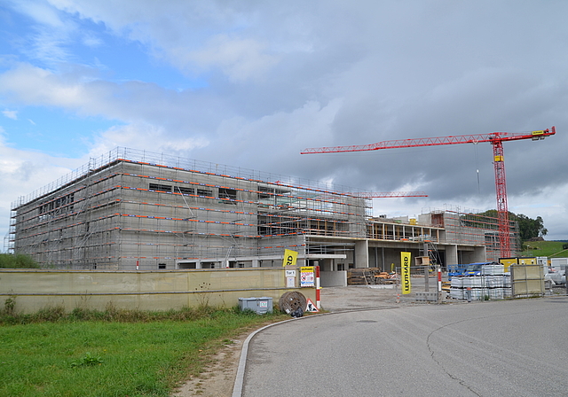 Grösste Baustelle in Affoltern: An der Moosbachstrasse entsteht ein Center für OBI und Möbel Pfister. (Bild Thomas Stöckli)