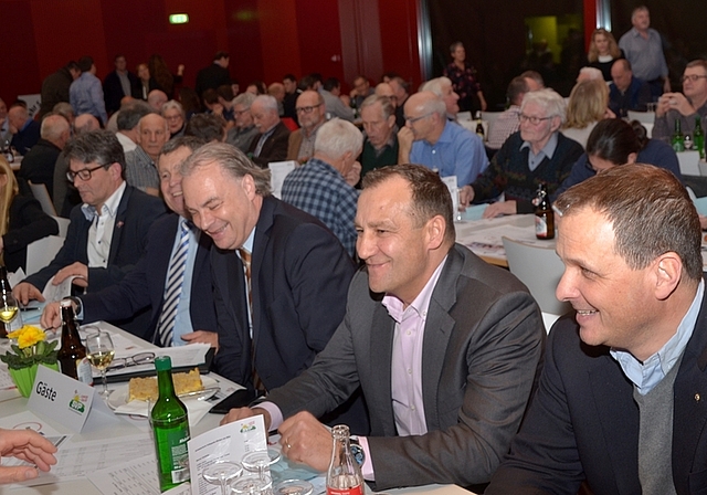 Am Tisch der Parteiprominenz, von rechts: Die Nationalräte Claudio Zanetti und Thomas Matter, Kantonsrat Roger Liebi, Regierungsrat Ernst Stocker (teilverdeckt), Kantonsrat Martin Haab und JSVP-Präsidentin Camille Lothe. (Bild Martin Mullis)