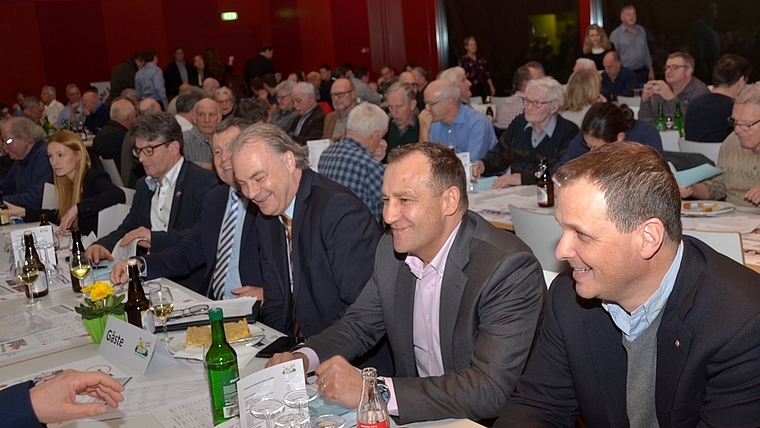 Am Tisch der Parteiprominenz, von rechts: Die Nationalräte Claudio Zanetti und Thomas Matter, Kantonsrat Roger Liebi, Regierungsrat Ernst Stocker (teilverdeckt), Kantonsrat Martin Haab und JSVP-Präsidentin Camille Lothe. (Bild Martin Mullis)
