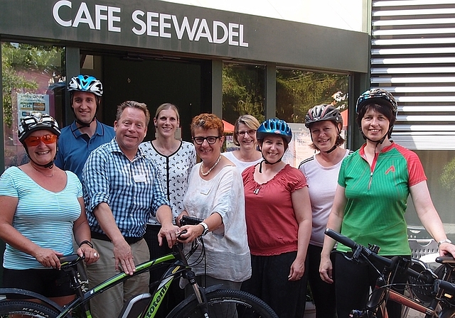 «Bike to Work»: Einige der Teilnehmenden vom Haus zum Seewadel. Von links: Anita Rüttimann, Fabian Jenni, Claude Ney, Semira Leuenberger, Verena Feller, Rita Schmucki, Patricia Keller, Gerda Hirt, Barbara Steybe. <em>(Bild zvg.)</em>