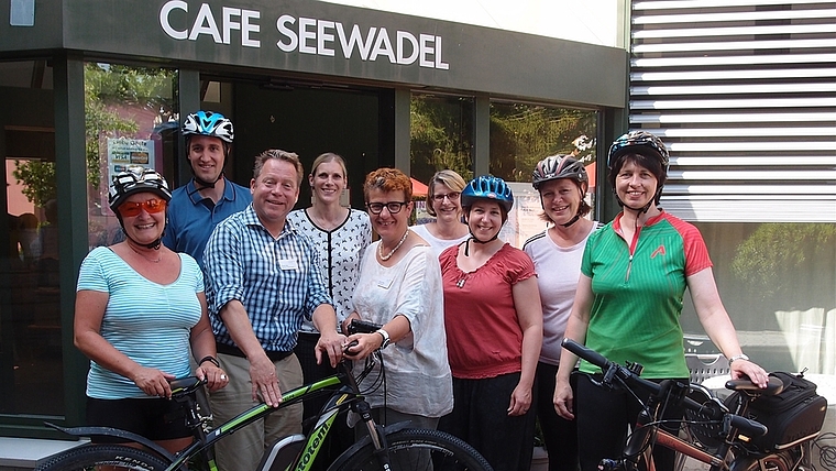 «Bike to Work»: Einige der Teilnehmenden vom Haus zum Seewadel. Von links: Anita Rüttimann, Fabian Jenni, Claude Ney, Semira Leuenberger, Verena Feller, Rita Schmucki, Patricia Keller, Gerda Hirt, Barbara Steybe. <em>(Bild zvg.)</em>