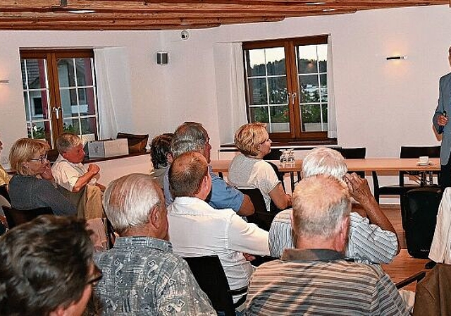 Spannende und bedrohliche Entwicklung der Weltlage: Peter Regli, Divisionär a.D. referierte in Hausen. (Bild Martin Mullis)