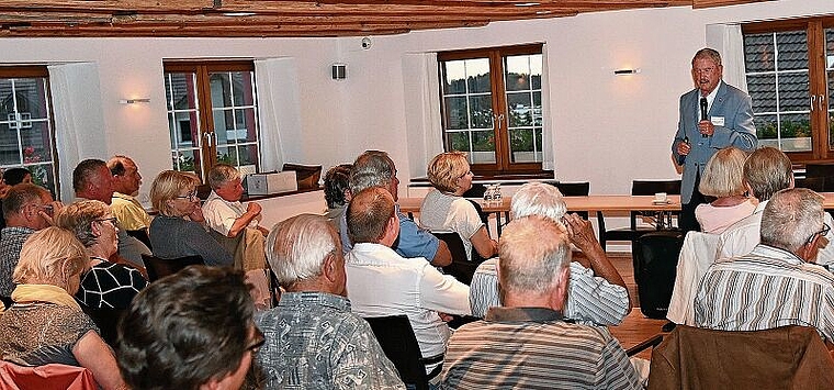 Spannende und bedrohliche Entwicklung der Weltlage: Peter Regli, Divisionär a.D. referierte in Hausen. (Bild Martin Mullis)