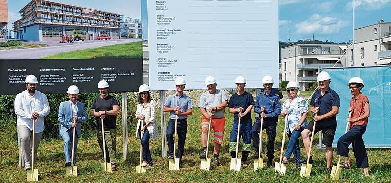 Mit dem symbolischen Spatenstich im Heumoos begann am Donnerstag der Bau des neuen, vielfältigen Dienstleistungszentrums. (Bild Thomas Stöckli)