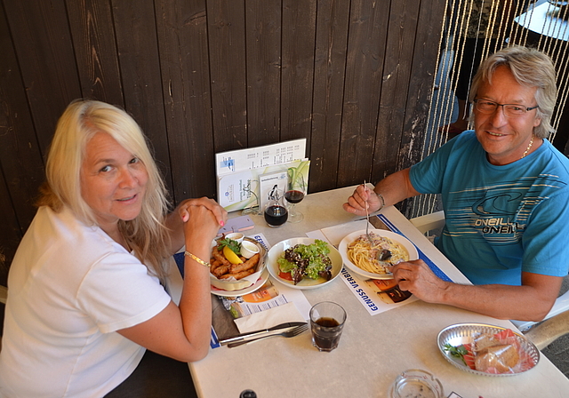 Für Fischknusperli und Spaghetti im Restaurant Camping Türlersee sind diese Gäste extra aus dem luzernischen Ballwil angereist. (Bild Martin Mullis)