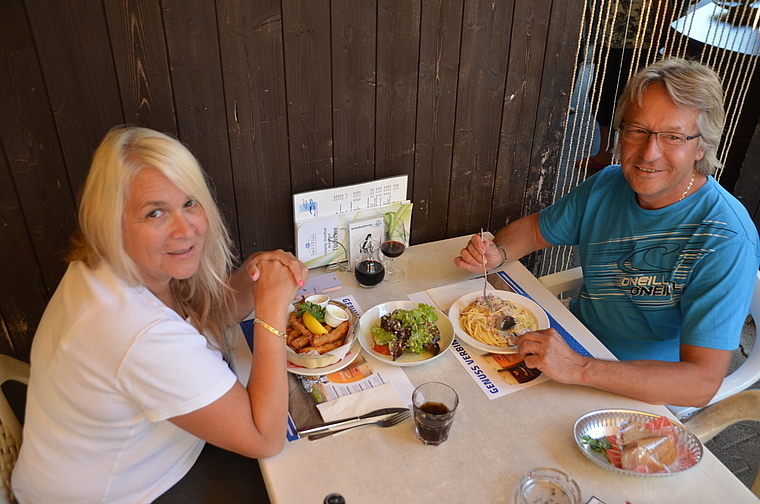 Für Fischknusperli und Spaghetti im Restaurant Camping Türlersee sind diese Gäste extra aus dem luzernischen Ballwil angereist. (Bild Martin Mullis)
