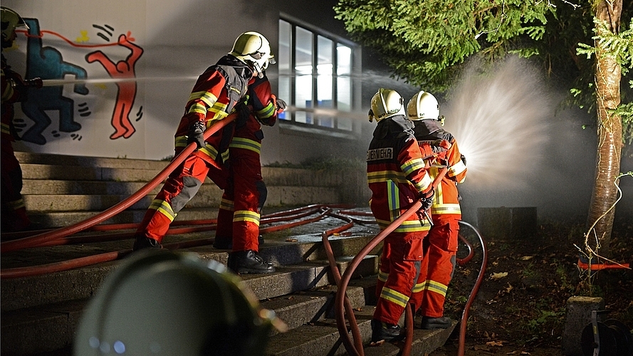 Wasser marsch! Gleich drei Teams bekämpfen den imaginären Brand beim Schulhaus Maschwanden. Das Wasser stammt aus dem Haselbach. Wasser marsch! Gleich drei Teams bekämpfen den imaginären Brand beim Schulhaus Maschwanden. Das Wasser stammt aus dem Haselbach.