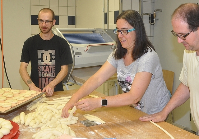 In der Volg-Bäckerei den Teig kneten – eine schweisstreibende Angelegenheit. (Bilder Werner Schneiter)