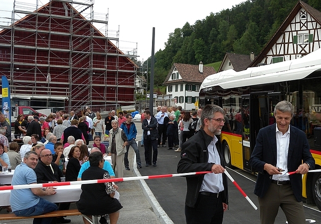 Markus Hegglin, Leiter PostAuto Region Zürich, (rechts) zerschneidet zusammen mit Tiefbauvorstand Christoph Tandler anlässlich der Einweihung das Band. (Bild Marianne Voss)