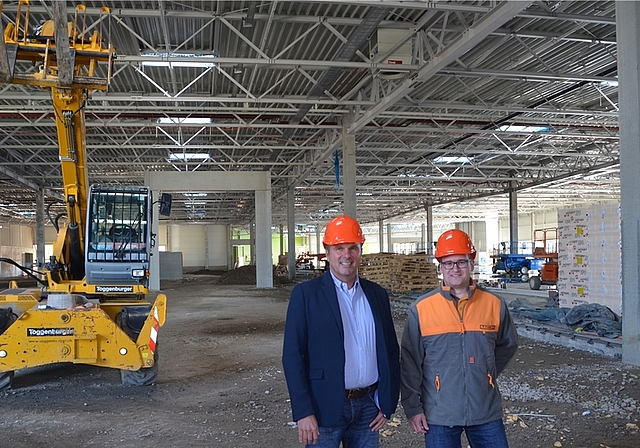 Eindrückliche Baustelle: Bauprojektleiter Ingo Falke (links) und Marketingleiter Reto Kaspar in der Halle des künftigen Hornbach-Baumarkts in Affoltern. (Bild Thomas Stöckli)