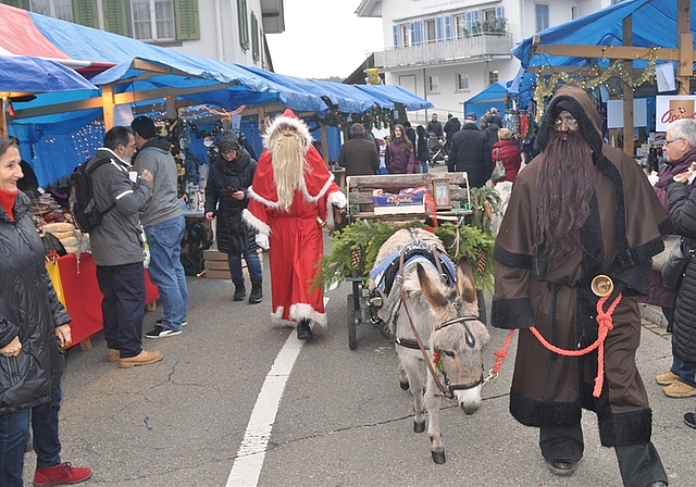 Auch Samichlaus und Schmutzli statteten dem Adventsmäärt einen Besuch ab. (Bilder Kaspar Köchli)