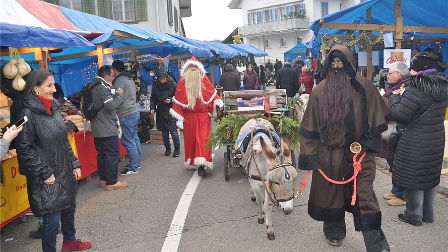 Auch Samichlaus und Schmutzli statteten dem Adventsmäärt einen Besuch ab. (Bilder Kaspar Köchli)
