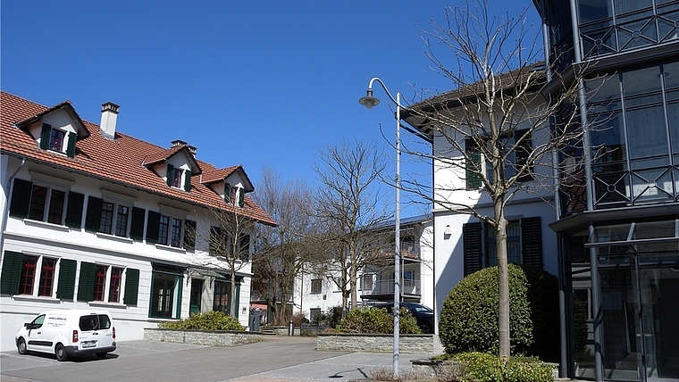 Im Gebäude links befand sich die Bibliothek. Dort werden nun Büroräumlichkeiten für das Steueramt eingebaut. (Bild Marianne Voss)