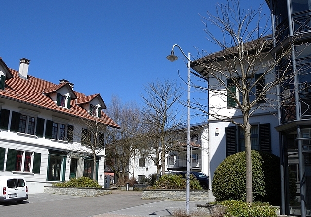 Im Gebäude links befand sich die Bibliothek. Dort werden nun Büroräumlichkeiten für das Steueramt eingebaut. (Bild Marianne Voss)