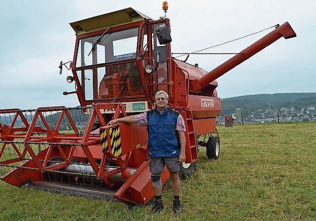Fertig restauriert: Ueli Suter mit seinem 1978er «Oldie-Drescher» von Fahr. (Bild Thomas Stöckli)