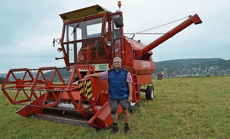 Fertig restauriert: Ueli Suter mit seinem 1978er «Oldie-Drescher» von Fahr. (Bild Thomas Stöckli)