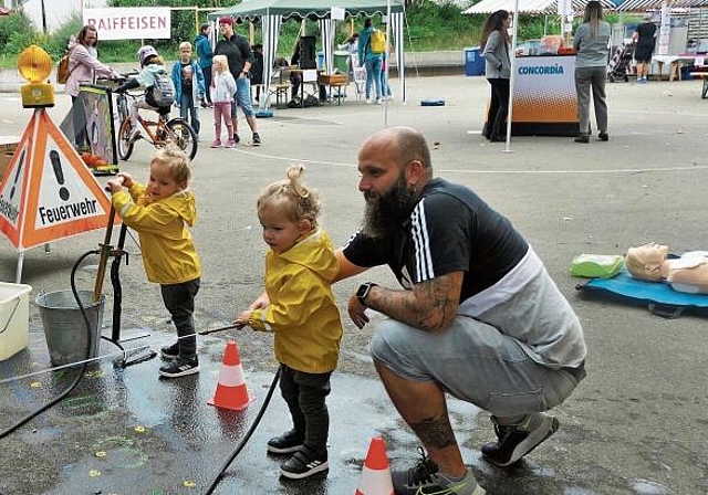 Die Feuerwehr Obfelden setzt bei den Jüngsten an. Luca Del Gaudio mit seinen Jungs an der Wasserspritze. (Bild Regula Zellweger)