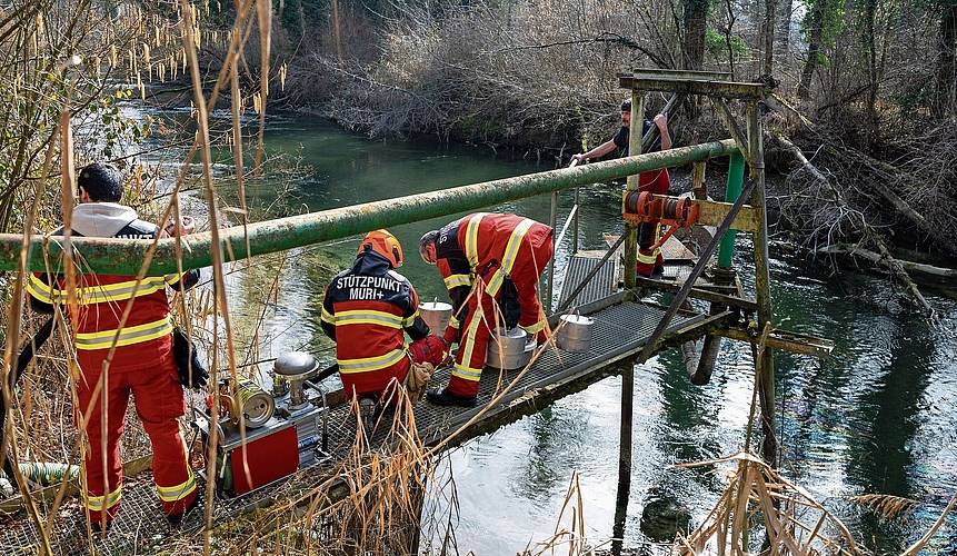 Die Feuerwehr Muri setzte ein Spezialgerät ein, um das Öl von der Wasseroberfläche saugen zu können. (Bilder Nico Ilic)