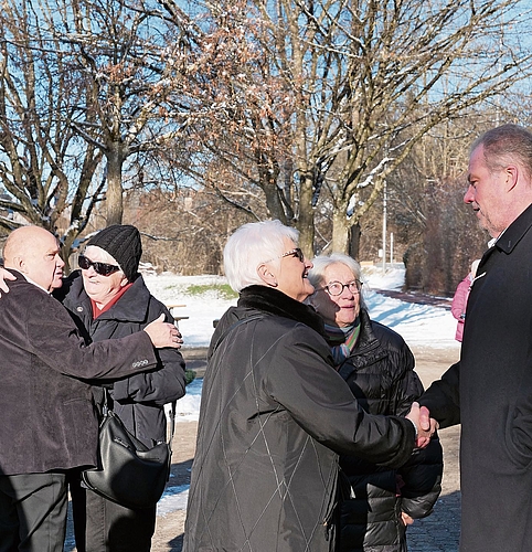 Gemeindepräsident Reto Bernhard begrüsste die Stallikerinnen und Stalliker persönlich vor der Turnhalle und dann offiziell mit einer Ansprache zu Neujahr.