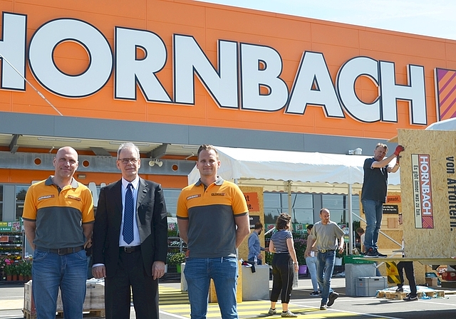 Der Baumarkt-Riese hat seine Filiale in Affoltern eröffnet. Albrecht Hornbach, Vorstandsvorsitzender Hornbach Management AG, flankiert von Alessandro Pellegrini (links), CEO Hornbach Schweiz, und Marktleiter Matthäus Kubica. <em>(Bild Thomas Stöck