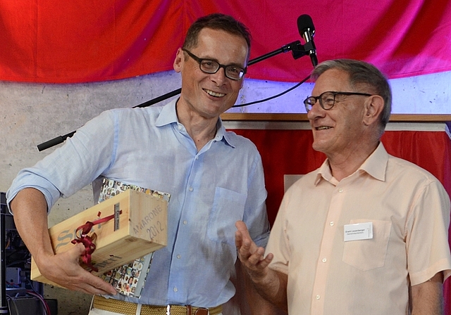 Gemeindepräsident Erwin Leuenberger (rechts) bedankt sich mit dem Bonstetter Kochbuch und einer Flasche Wein für die Bundesfeier-Ansprache von Nationalrat Roger Köppel. <em>(Bild bs)</em>