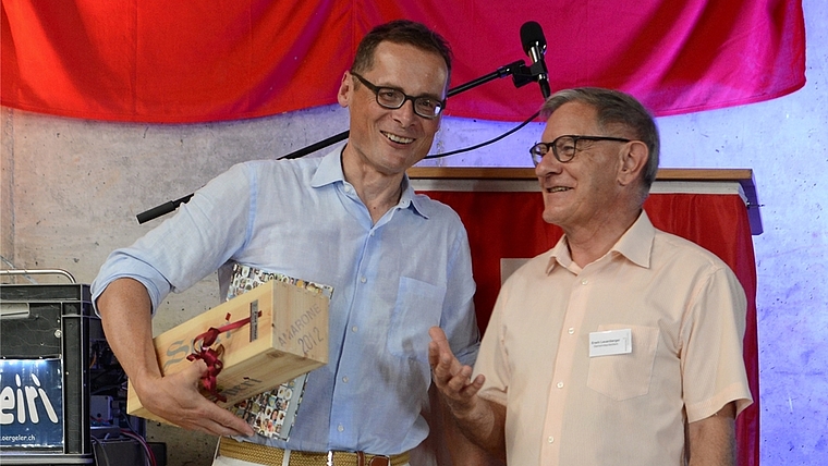 Gemeindepräsident Erwin Leuenberger (rechts) bedankt sich mit dem Bonstetter Kochbuch und einer Flasche Wein für die Bundesfeier-Ansprache von Nationalrat Roger Köppel. <em>(Bild bs)</em>